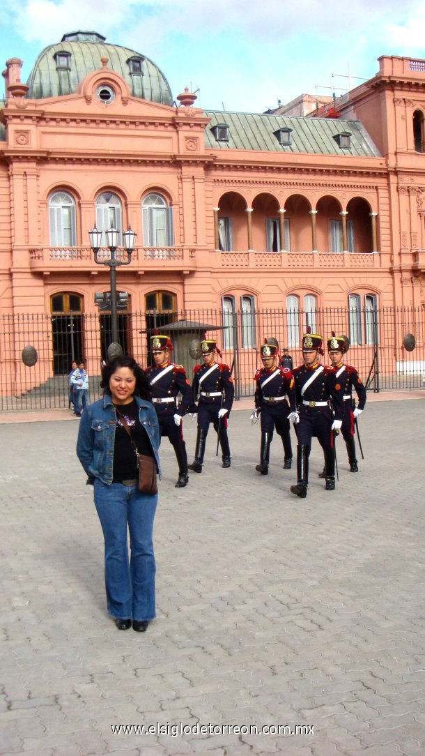 Claudia Hernandez de vacaciones en Buenos Aires, Arg., noviembre 2007. Detrás de ella casa rosada.