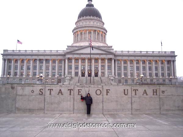 Paola Limones de Strickland en su viaje a Utah, afuera del Capitolio.