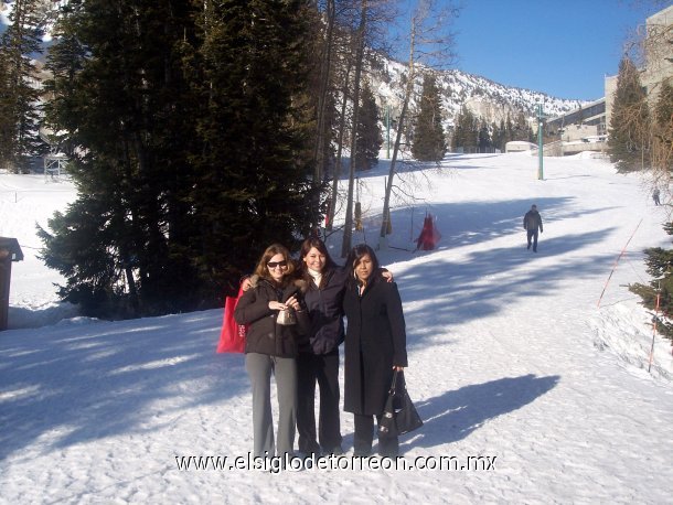 Paola Limones Strickland en un viaje de trabajo, captada en un paseo en las montañas rocosas de Salt Lake City en el area de Snowbird. Le acompanan amigos de USA, Rumania e India