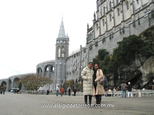 Sra.Catalina Martínez de Davila y Edith Dávila de visita en Lourdes, Francia.