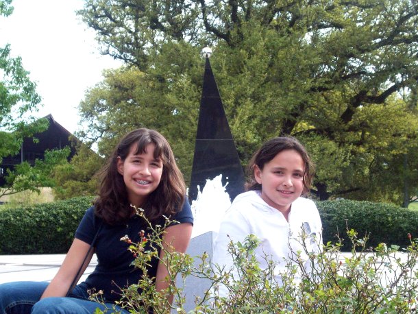 Diana y Marcela Garcia Vargas captadas en el Museo de Ciencias e Historia Natural en Houston, Texas. Son hijas de Irene y Antonio Garcia quienes radican en College Station, Texas.