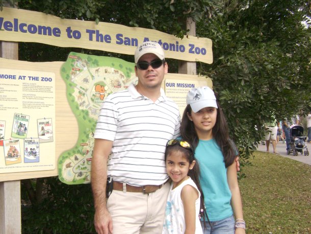 Carlos García acompañado de sus hijas Mariana y Andrea García de paseo en el zoológuico de San Antonio TX