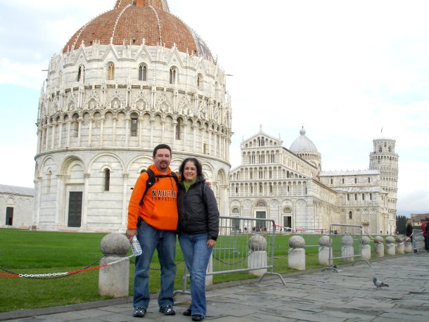 Laura Olague y Jose Antonio De Leon en el Baptisterio, Iglesia y Torre Inclinada en Pisa, Italia