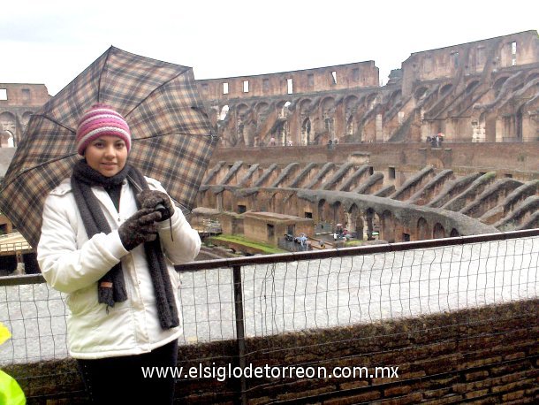 Paola Limones de Strickland captada en en el coliseo de Roma