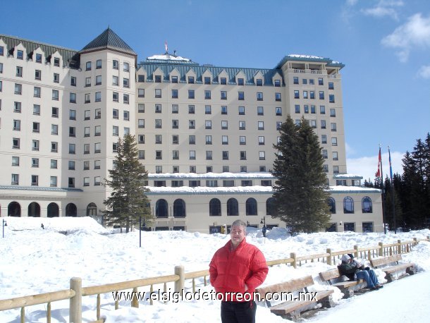 Blas Perez frente a Fearmont Ressort en Lake Louise.