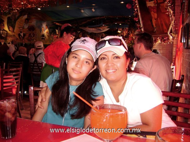 Yazmin y Mariana García en el  restaurante Mi Tierra, en San Antonio Tx.