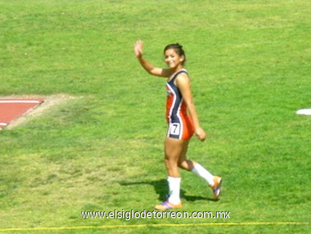 Anakaren Rodriguez, contenta por haber conseguido su calificacion en los 100 mts planos en costa mesa Ca.