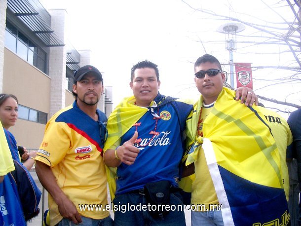 Esperando la llegada del mejor equipo, las Aguilas del America afuera del estadio del FC Dallas en Frisco tx. En el interliga 2008, Charlie de la colonia el dorado, y unos amigos de San Luis Potosi