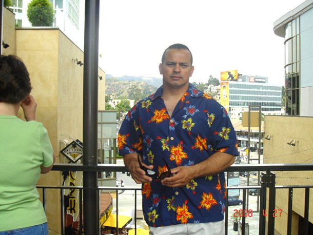 Rodolfo Rodriguez visitando Hollywood Blvd el pasado fin de semana posando en el kodak theatre