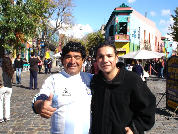 Aquiles González con Maradonna en el barrio de la Boca, Buenos Aires, Arg. mayo 2008.