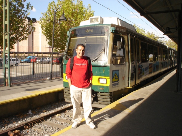 Aquiles González, en la estacion del tren de la costa en Buenos Aires, Arg. mayo 2008.