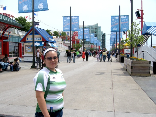 La Sra. Miriam Zapata en e Navy Pier de la Cd. de Chicago el pasado domingo previo a la gran semifinal del equipo Santos Laguna.