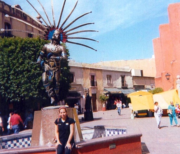 Paola Limones de Strickland de paseo en el centro de ventas artisticas de San Luis Potosi