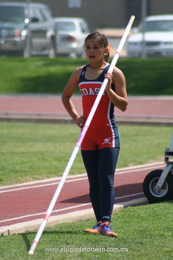 Ana Karen Rodríguez esperando turno para brincar.