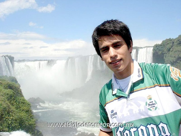 Julio Ernesto Betancourt Gallardo, en las Cataratas de Iguazú, Brasil.