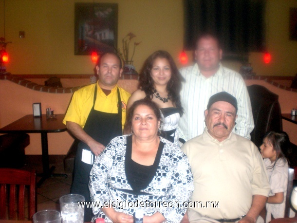 ana y jorge flores acompanados de sus compadres que radican en california visitandolos en mississippi origanarios de torreon coahuila