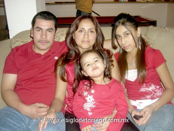 familia vera en una reunion el 24 de diciembre del 2007 a las 10 pm disrutando pero extrañando nuestro torreon lindo. gracias