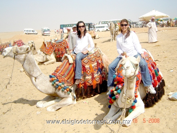 Mariana López y Maribel Hernández en un paseo en camello en zona turística de las 3 grandes pirámides del Cairo Egipto.