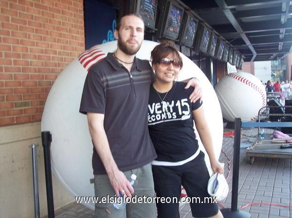 Paola Limones de Strickland y su esposo William Ryan Strickland en el Turner Field Atlanta apoyando a los Bravos.