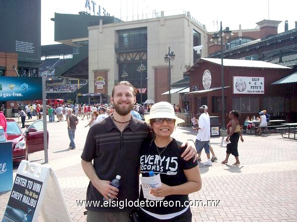 Paola Limones de Strickland y Willian Ryan Strickland en el Turner Field en el juego de Bravos contra Arizona