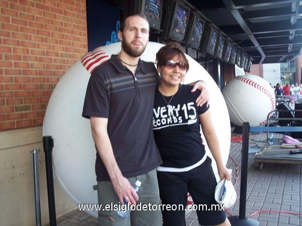 Paola Limones y Ryan Strickland en el estadio de beisbol Turner Field Atlanta en el juego de Bravos contra Arizona