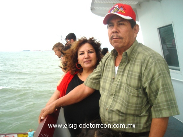 Señores Nely y Lolo, de vacaciones en la Isla de Galveston Tx.