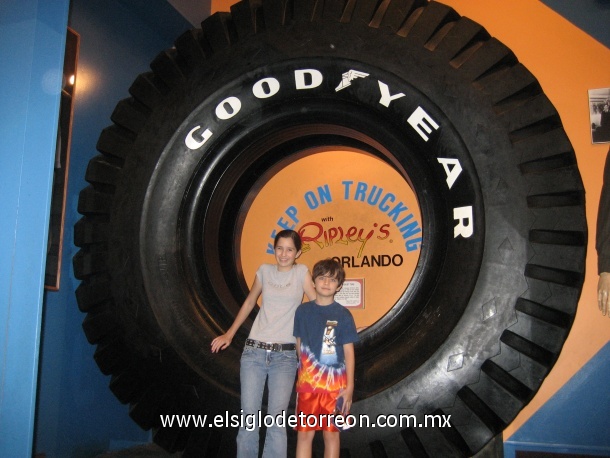 Ana Sofy y Jorge Alejandro Ramírez en el museo de Ripley´s