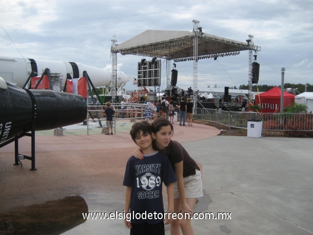 Ana Sofy y Jorge Alejandro Ramírez en Kennedy Space Center