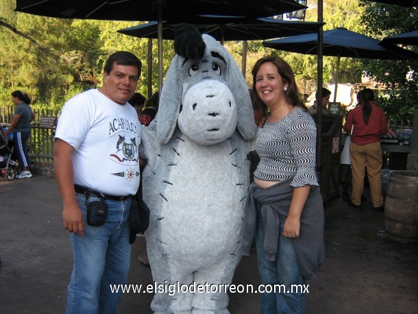 Carmen Hernández de Diaz y Jose Antonio Diaz Meza de vacaciones en Disneylandia en Los Angeles California. 28-Febrero 2008