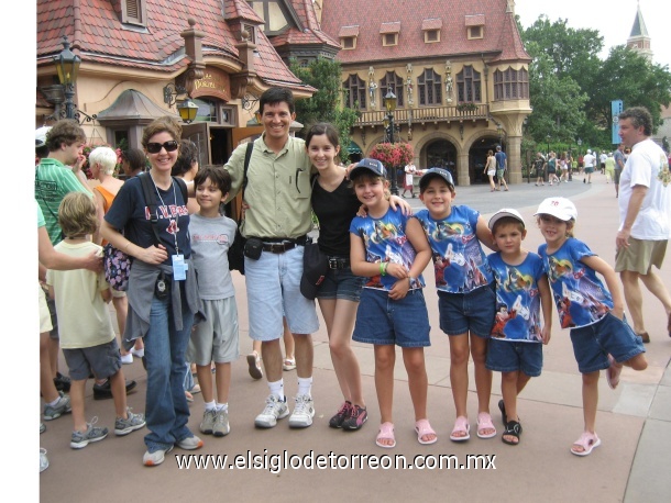 Claudia, Jorge Alejandro, Jorge y Ana Sofy Ramírez; Regina, Barbara, Javier y Prisila De la Peña en Epcot Florida