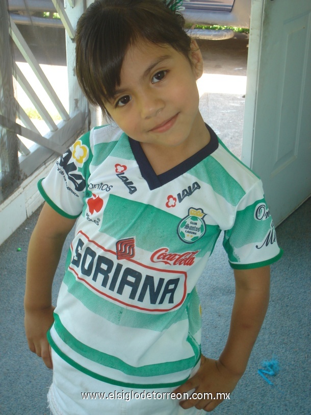 Emily Avila Trevino, pequeña aficionada del Santos laguna, desde Houston, Tx. Sus padres son Carlos y Patty Treviño de Ávila