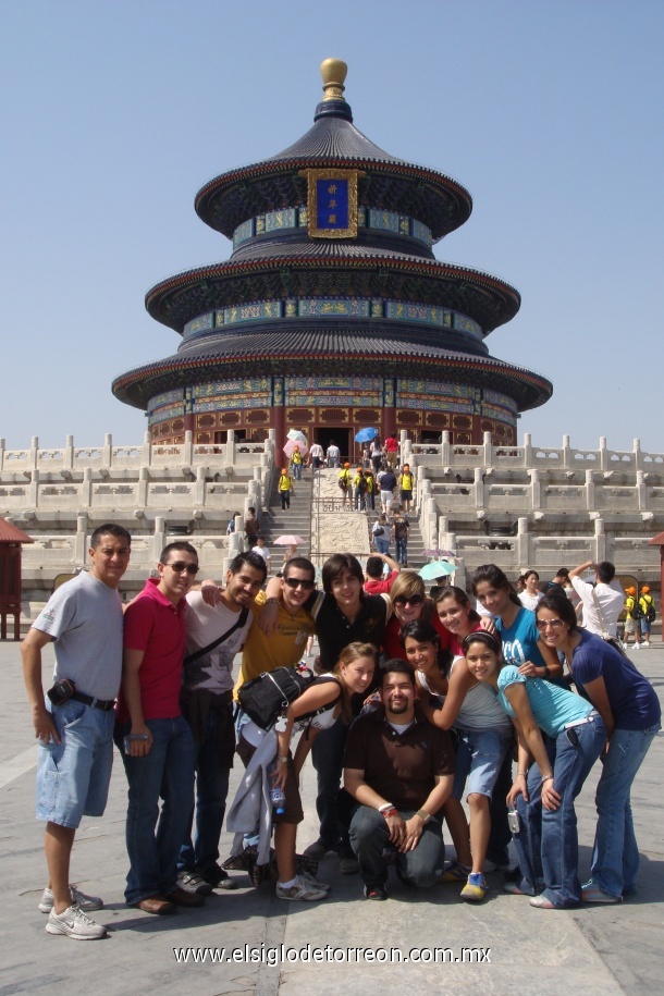 Estudiantes Tec de Monterrey, campus laguna en el templo del cielo Beinjing, China. Mayo 2008