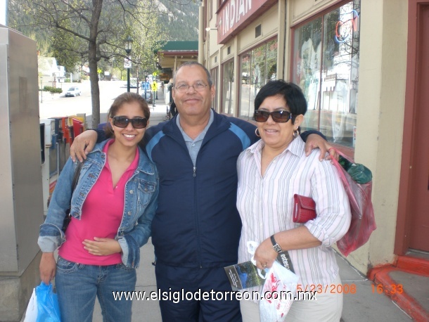 Fatima Hurtado con sus papas Silvino y Ana, de paseo en Estes Park, Colorado. Mayo, 2008