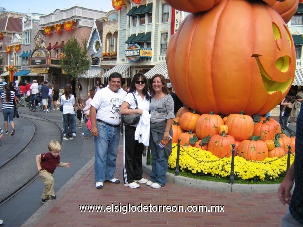 Jose Antonio Diaz y su esposa Carmen Maria Hernandez De Leon, junto con su tia Gloria Provencio, de viaje a Dysneilandia en Los Angeles California