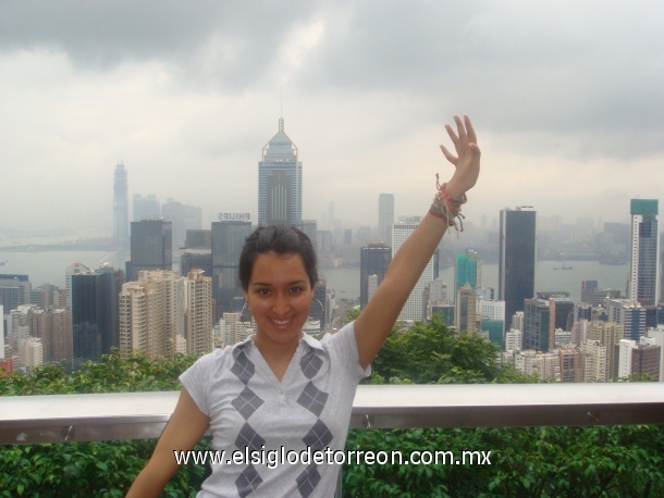 Nora Linda Vega Ávila, estudiante del Tec de Monterrey campus laguna. En Pico Victoria de la ciudad de Hong Kong, Asia. Junio 2008