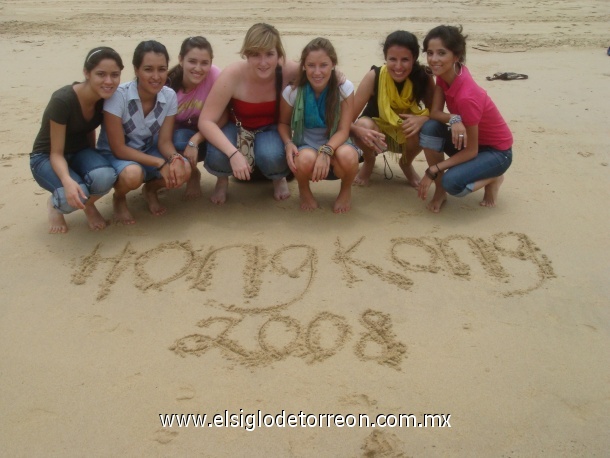 Rocio Jaime, Nora Vega, Ana Gallegos, Alia Safa, Paulina Mtz, Stephanie López y Judith Díaz en la bahía de Hong Kong. Junio 2008