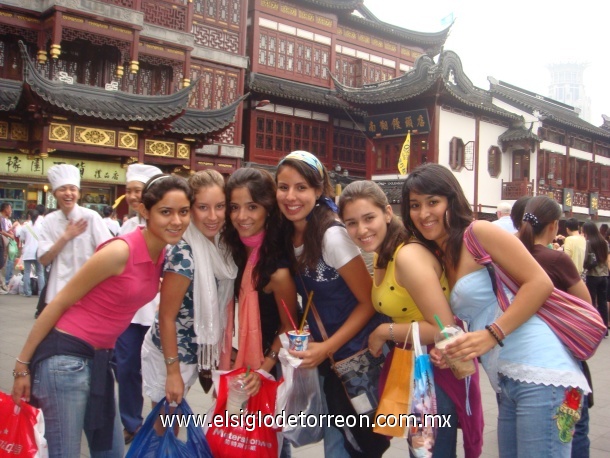 Rocio Jaime, Paulina Mtz, Judith Díaz, Stephanie López, Ana Gallegos y Nora Vega de shopping en Shanghai, China. Mayo 2008