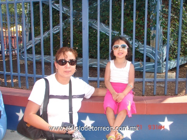 Sonia y Rachel Ballesteros en el parque de Six flags en Arlington, Tx.