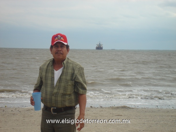 Sr. Lolito Trevino, en sus recientes vacaciones a la isla de Galveston Tx