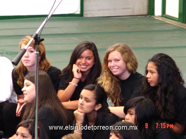 Adriana Rodriguez cananfo en concierto de fin de cursos en Costa mesa CA Costa mesa jr High school