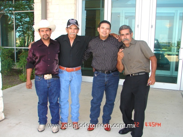 Los hermanos Ballesteros Ignacio, Alberto y Jesus con su sobrino Ruben Muñoz actualmente radican en Texas.