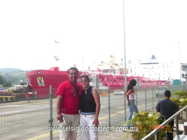 Mariana y Omar Serrano en el canal de Panamá, 25 de septiembre de 2007