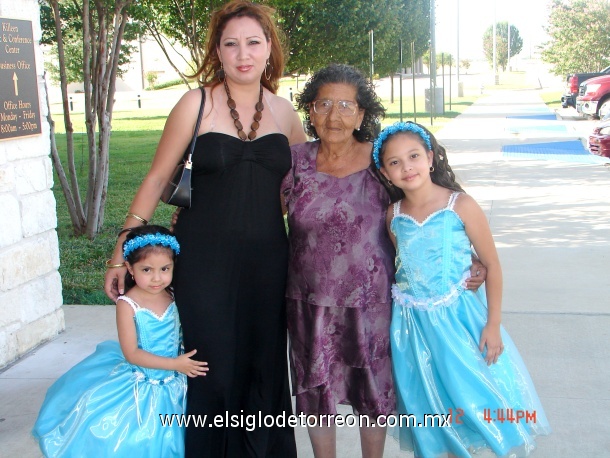 Sra. Cuca Deraz con su nieta Sonia Treviño y sus bisnietas rachel y Joceline Ballesteros en reciente evento en Texas.