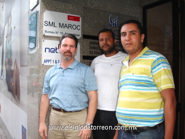 Thomas Case Con unos amigos del trabajo de la oficina en Casablanca, Marruecos. Taleb y Yasser. 8 de julio, 2008.