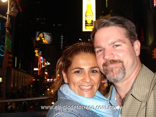 Thomas Case y Evynes Frias de Case. Celebrando el cumpleaños de Evy en la gran Manzana, en Times Square. 6 de junio, 2008.