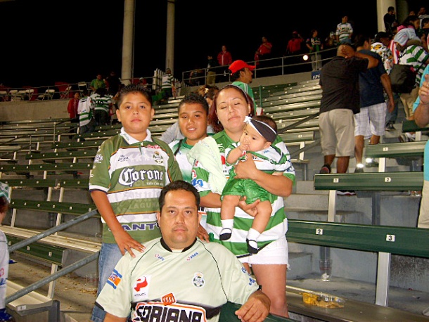 Fam. Avitia Torres viendo el juego del Santos en California