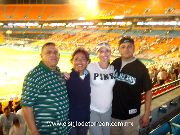 Juan Antonio Lespron Hernandez y Sra. Blanca Frausto de Lespron con su hijo Tony Lespron y su esposa Evelinn en Miami, Florida disfrutando de un juego de baseball entre los Yankis de New York y los Marlins de Florida