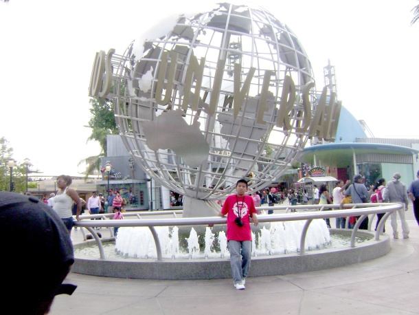 Arturo Flores en Universal Studios en su viaje de graduación de 6o. grado, Arturo actualmente radica en el Paso Tx.