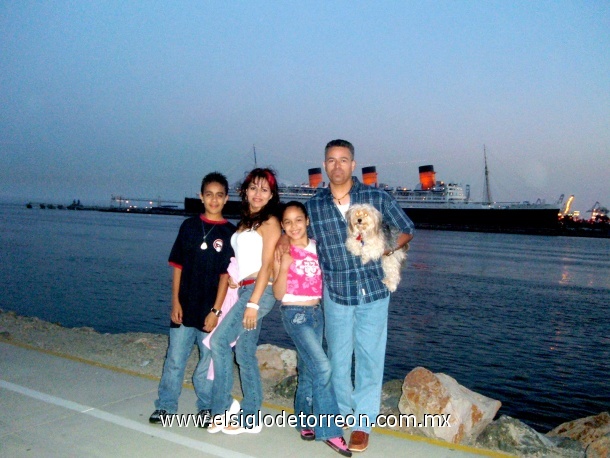 Victor Toncoso Rodriguez y su familia en Long Beach, Ca., USA. El 16 de Abril 2006.