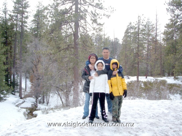 Victor Toncoso Rodriguez y su familia en San Bernandino, California. El 17 de Diciembre del 2007.